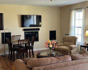 Peaceful Walnut Hill Hideaway Farm 2/2 100 acres pasture views Sleeps up to 6 - Culleoka - Sala de estar