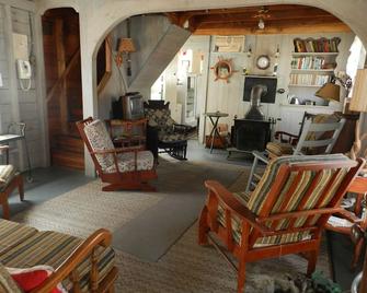 Rustic Cottage a Block from the Water at 19 Broadway, Bayside, Northport - Northport - Living room