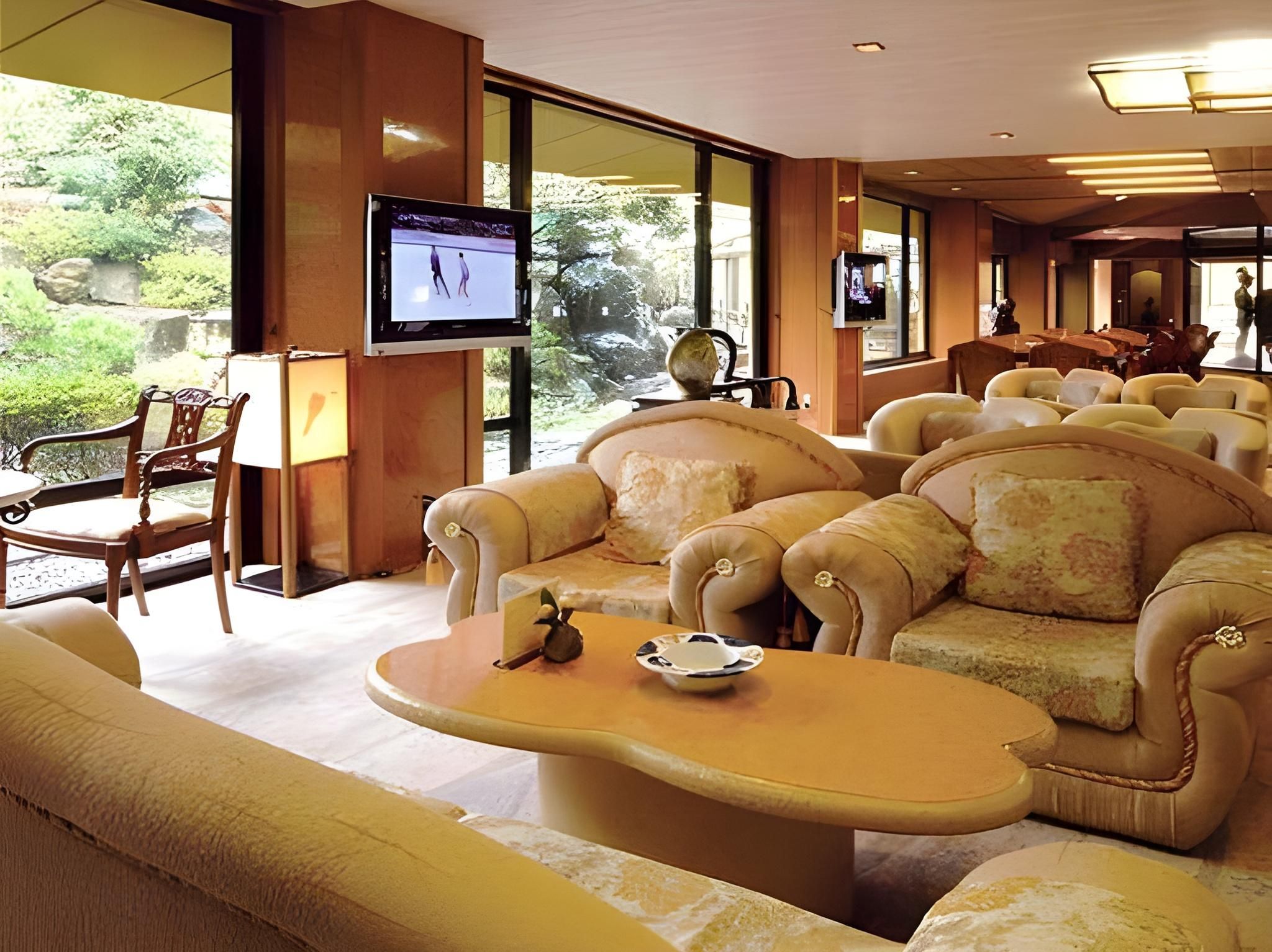 يوراكو هوتل