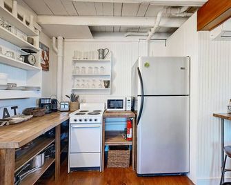 Iconic downtown retreat with firepit & fireplace- walk to Harbor Footbridge - Boothbay Harbor - Kitchen