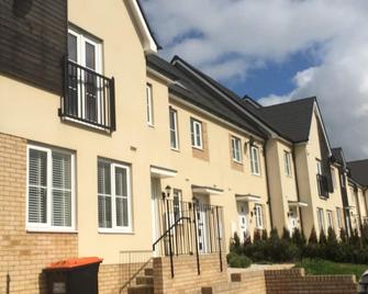 Lake View House stay - Leighton Buzzard - Building