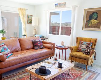 5-acre homestead w/ panoramic views, amazing sunsets, comfy beds. Pet-friendly! - Yucca Valley - Obývací pokoj