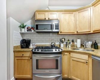 The Cottage @ Trustees' Garden | Walk To River! - Savannah - Kitchen