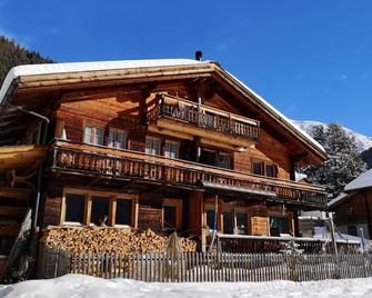 Loft in Walserhaus, balcony, unobstructed location - Davos - Building