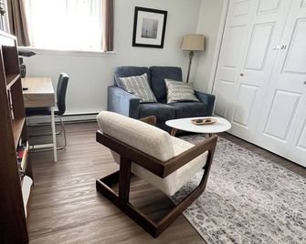Wes and Tatianas cozy home away from home - Nanaimo