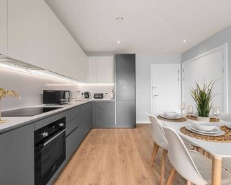 Modern Stylish Apartment: Manchester - Prestwich - Küche