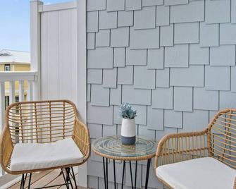 Luxury Beach Condo 5 Min Walk To Beach & Shops! - Emerald Isle - Balcón