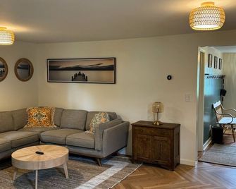 The Chapman House - Two Bedroom Cottage, Sleeps 6 - Skaneateles - Living room