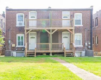 Cozy 3br Townhome | Perfect Location / Abodebucks - St. Louis
