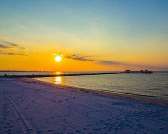 Rates Dropped 80/Night M-Th in August for adorable, tiny, 2-person cottage - Gulfport - Beach