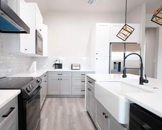 Casa Lavaca Luxury - San Antonio - Kitchen
