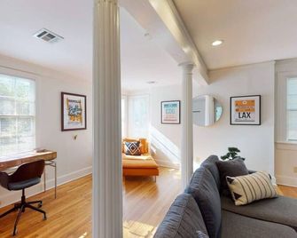 Cloverdale Park Home: Walk to Big Bad Breakfast - Montgomery - Living room