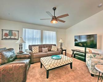 Quiet Home w/ Fire Pit: 3 Mi to Show Low Lake! - Show Low - Living room