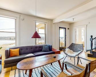 Sheepscot River Perch - Wiscasset - Living room