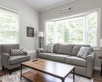 Newly Renovated Woodstock Cottage - Great location- Pet Friendly - Woodstock - Huiskamer