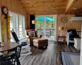 Relaxing lake side getaway Sebasticook Lake, Maine - Newport - Living room