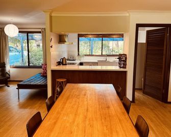 Gecko Beach House, 5 min walk to stunning Eagle Bay beach - Naturaliste - Dining room