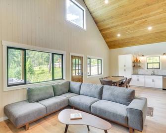 Modern Lakeside Cabin with Mountain Views and Hot Tub! - Lakeside - Sala de estar