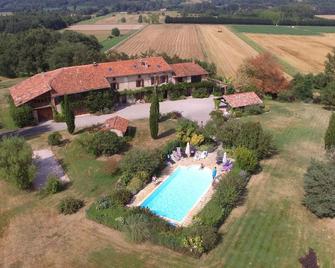 Traditionnal toulousaine farmhouse, with pool, panoramic view, all mod cons. - Daumazan-sur-Arize - Piscina