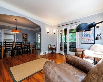 (2026 Open!) Union Pier Beach Style Cottage Close To Lake Michigan! - Union Pier - Sala de estar
