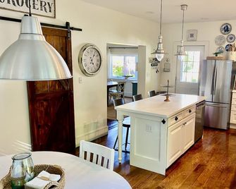 Best Downtown Location! Walk to All Things Charlevoix! All 5 Star Reviews - Charlevoix - Küche