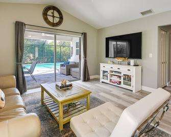 Bonita Springs Home with Pool - 2 Mi to Beach! - Bonita Springs - Wohnzimmer