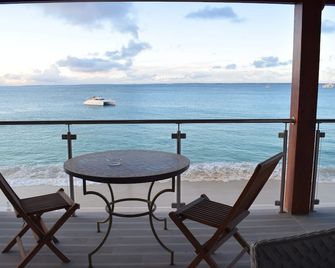 Cozy studio apartment on the Beach, with restaurants and activites nearby - Grand-Case - Balcony