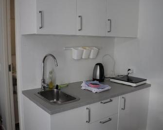 Charming Red Courtyard Apartment - Copenhagen - Kitchen