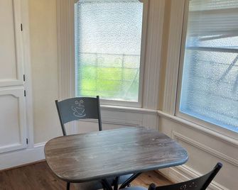 Downstairs Studio apartment in delightful Anniston with WiFi, AC - Anniston - Eetruimte
