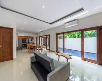 Chic 3-bedroom villa with WiFi, AC in charming Bali - Denpasar - Living room
