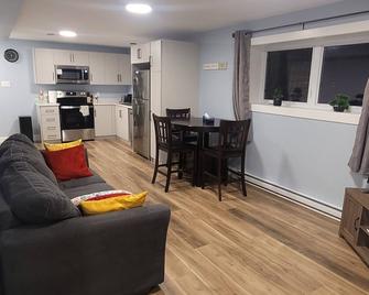 Relax with the whole family at this peaceful place to stay. Close to yyt. - St. John's - Living room