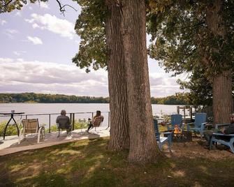 #2 The Bluff House @ The Cottages on Petite Lake - Antioch - Patio