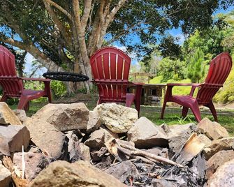 Grandpa's lake house lake private access mountain view museum 1950's experience - Cidra - Patio