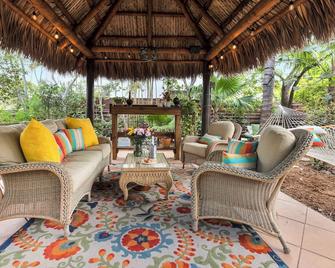 Relaxed Beach living - 1 Bed/1 Bath with Private Garden, steps to Ocean - Hollywood - Patio