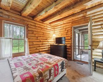 8BR 5BA Huge Dog Friendly Log Cabin near Wisconsin Dells and Lake sleeps 25plus - Mauston - Camera da letto
