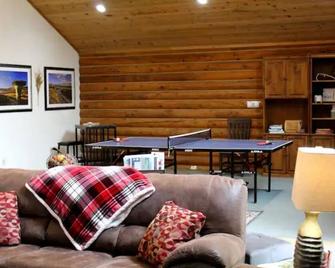Make memories at our unique & family/pet-friendly log home in historic Ft Benton - Fort Benton - Sala de estar
