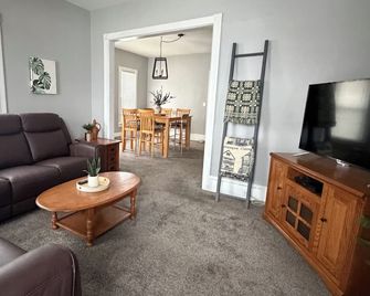 Awesome 5-bedroom house with AC in charming Olean - Olean - Sala de estar
