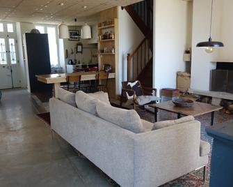 AUDE - Village house with swimming pool. Beautiful view of the Pyrenees. - Pech-Luna - Sala de estar