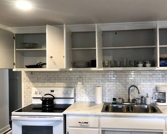 Bright open studio apartment with king bed and queen sofabed. Walk to local shops and restaurants. - Hickory - Keuken