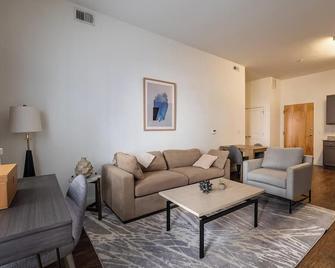 Landing at Vida East - 1 Bedroom in Church Hill - Richmond - Salon