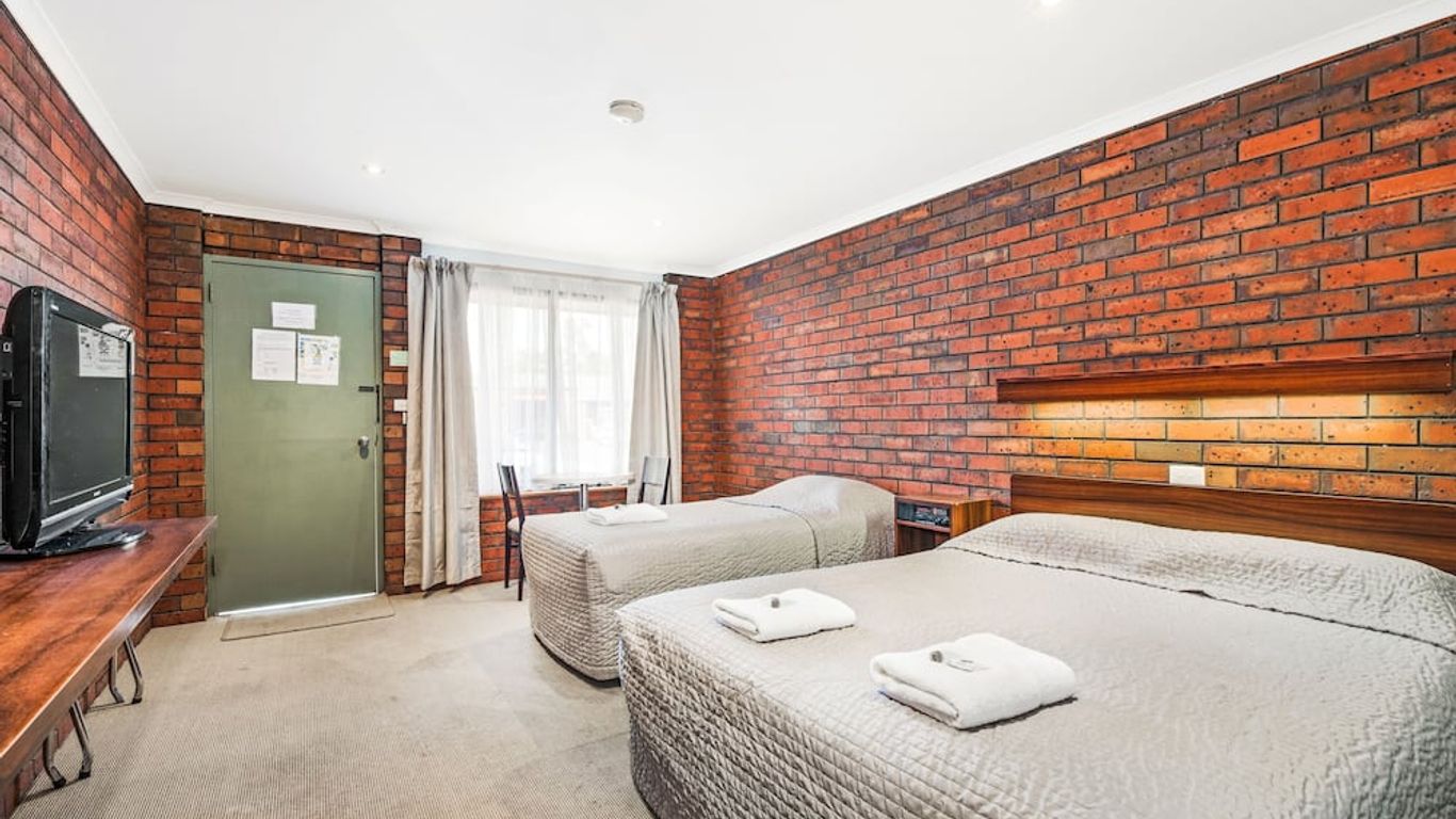 Golden Country Motel And Caravan Park