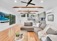 Coastal Woodland retreat at Pixie Haven - Clifton Beach - Living room