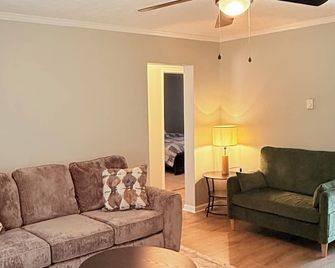 The Cove #2. Lovely 2-bedroom apartment with AC in charming Rockingham. - Rockingham - Wohnzimmer