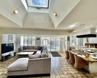 4day & Holiday Deal! Pool+spa+slide! Walk To Beach, Close To Disney No Crowds! - Huntington Beach - Living room