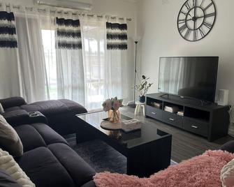 3 BR villa in Werribee near to Werribee CBD - Werribee - Sala de estar