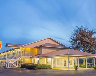 Super 8 by Wyndham Madison - Madison - Building