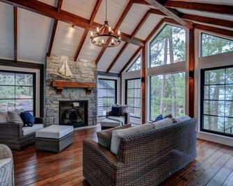 Gorgeous New Build w/ Main Cottage, Guest Cabin, Bunkies & Boathouse! Sunsets! - Bracebridge - Living room