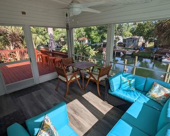 Updated waterfront home, great manatee viewing, dock, 5 minute paddle to river! - Weeki Wachee - Balcony