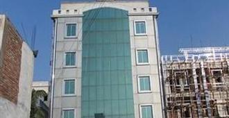 Hotel Amber - Lucknow - Building