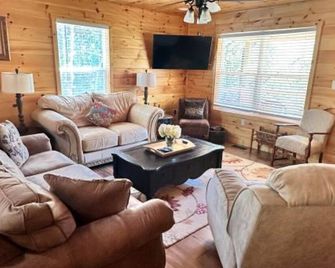Charming 2-bedroom cabin located on the Clinch River in Tazewell, TN - Tazewell - Living room